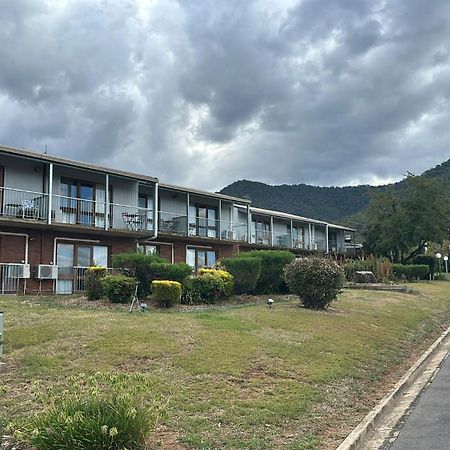 Mountain Creek Motel Bar & Restaurant Mount Beauty Eksteriør bilde