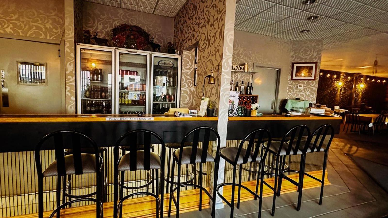 Mountain Creek Motel Bar & Restaurant Mount Beauty Eksteriør bilde