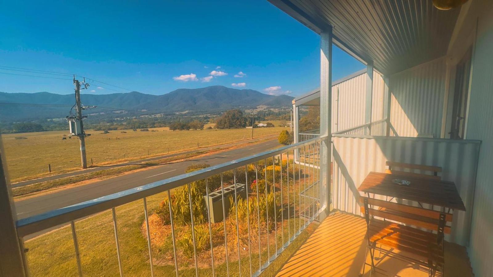 Mountain Creek Motel Bar & Restaurant Mount Beauty Eksteriør bilde