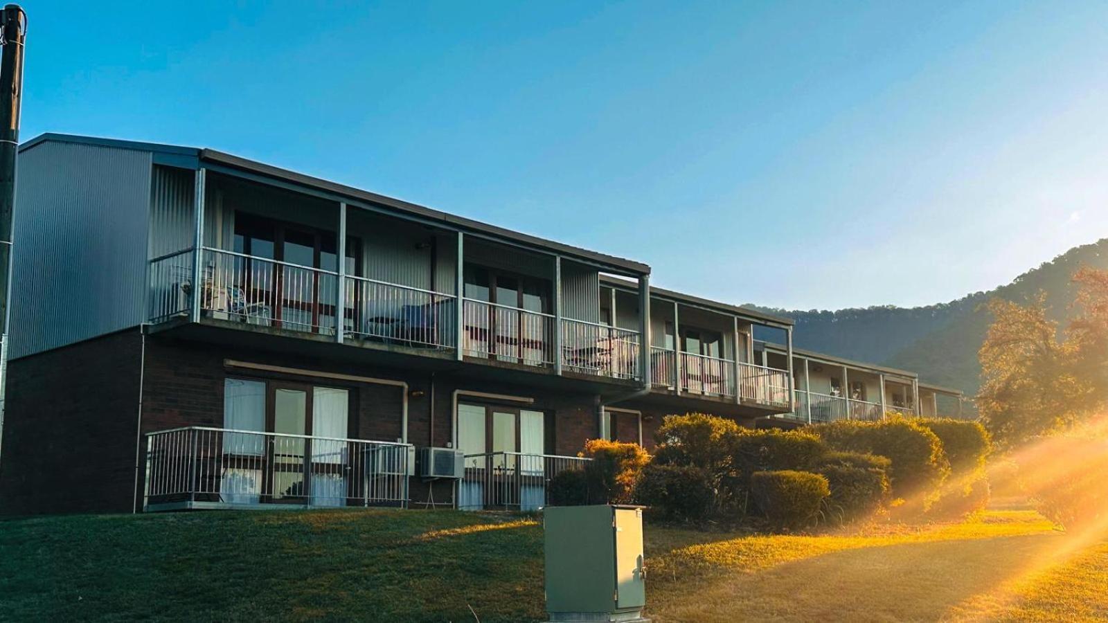 Mountain Creek Motel Bar & Restaurant Mount Beauty Eksteriør bilde