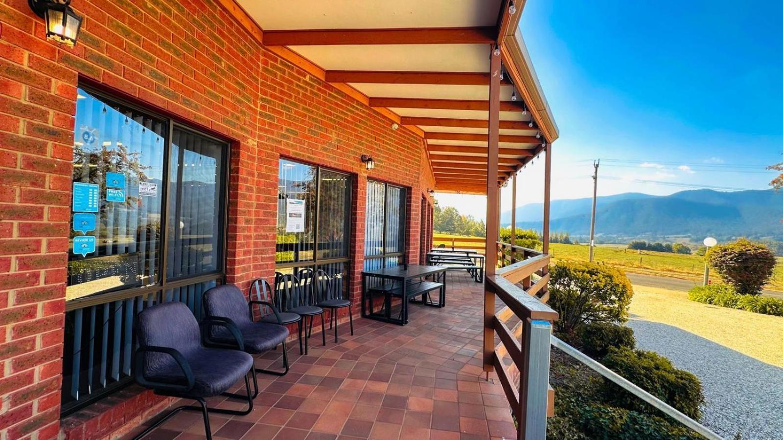Mountain Creek Motel Bar & Restaurant Mount Beauty Eksteriør bilde