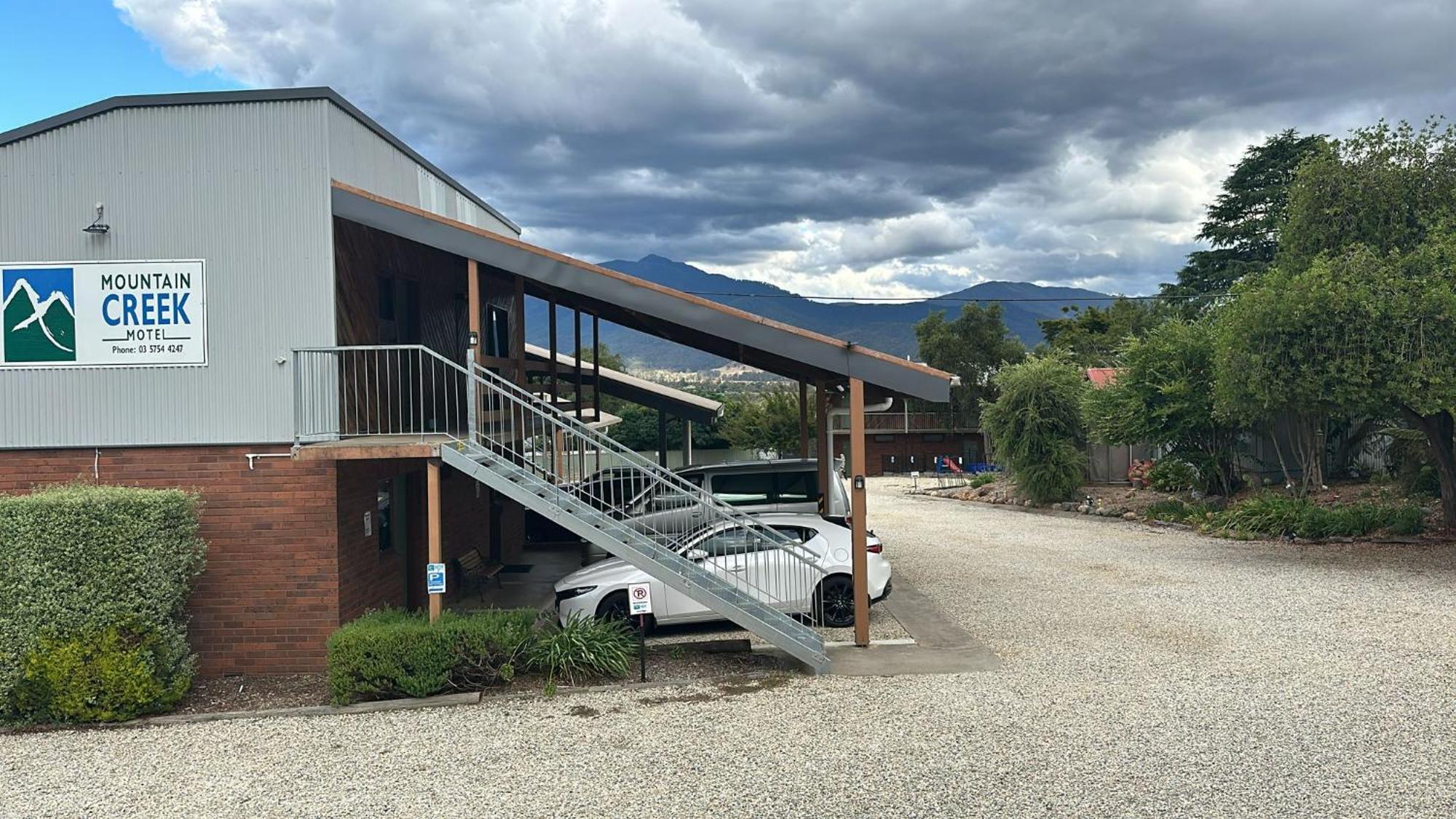 Mountain Creek Motel Bar & Restaurant Mount Beauty Eksteriør bilde