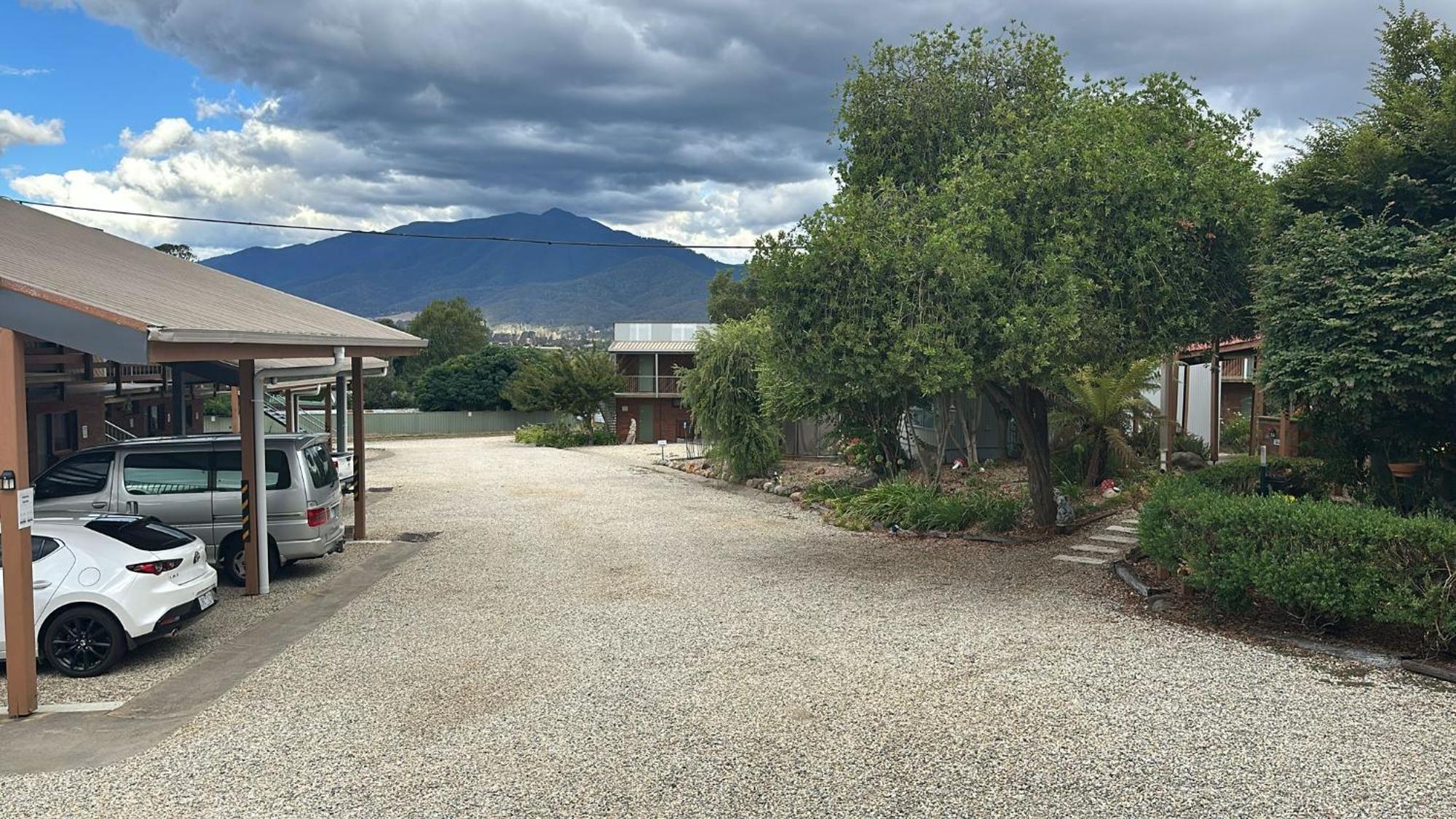 Mountain Creek Motel Bar & Restaurant Mount Beauty Eksteriør bilde